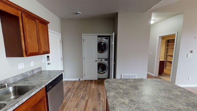 Building Photo - 1 Bedroom Apartment Available August 1st, ...