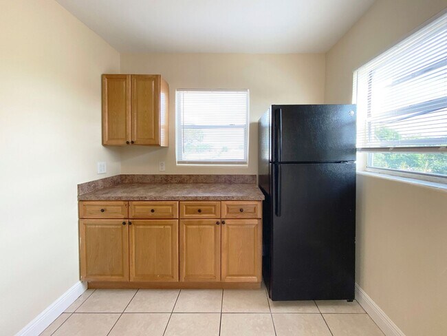 Foto del edificio - Spacious 2 Bedroom/ 1 Bath Available NOW!
