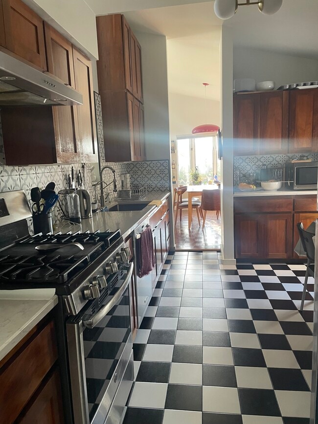 Building Photo - 231 Strawberry Hill Cir
