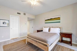 Building Photo - 11842 Pebblewood Dr