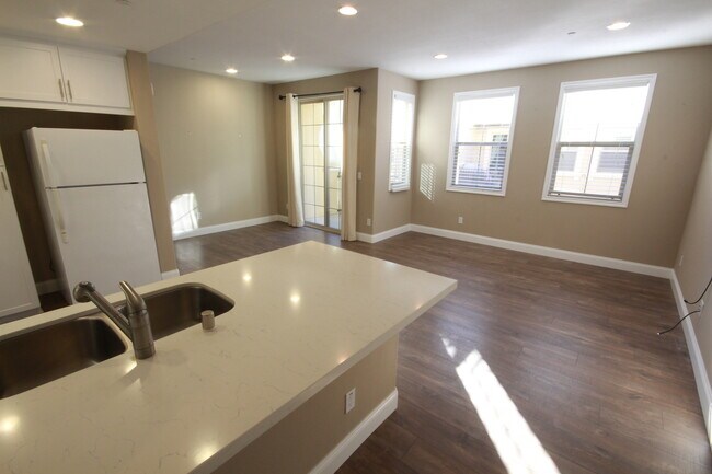 Foto del edificio - Stunning 2 Bedroom/2.5 Bath Townhouse