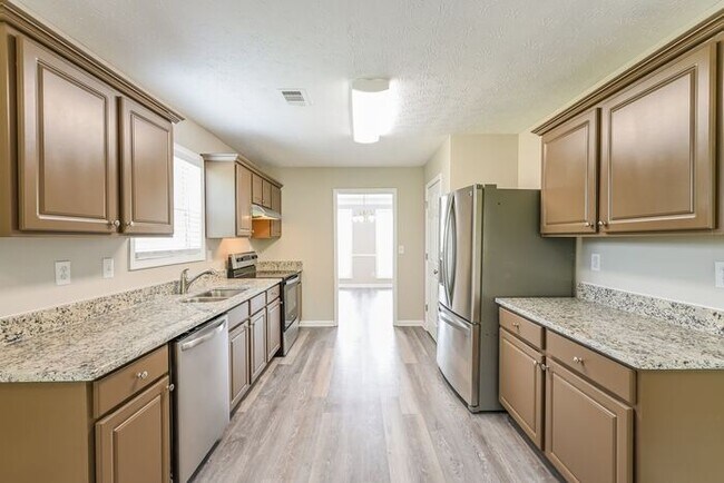 Building Photo - AVAILABLE NOW! NEWLY RENOVATED!