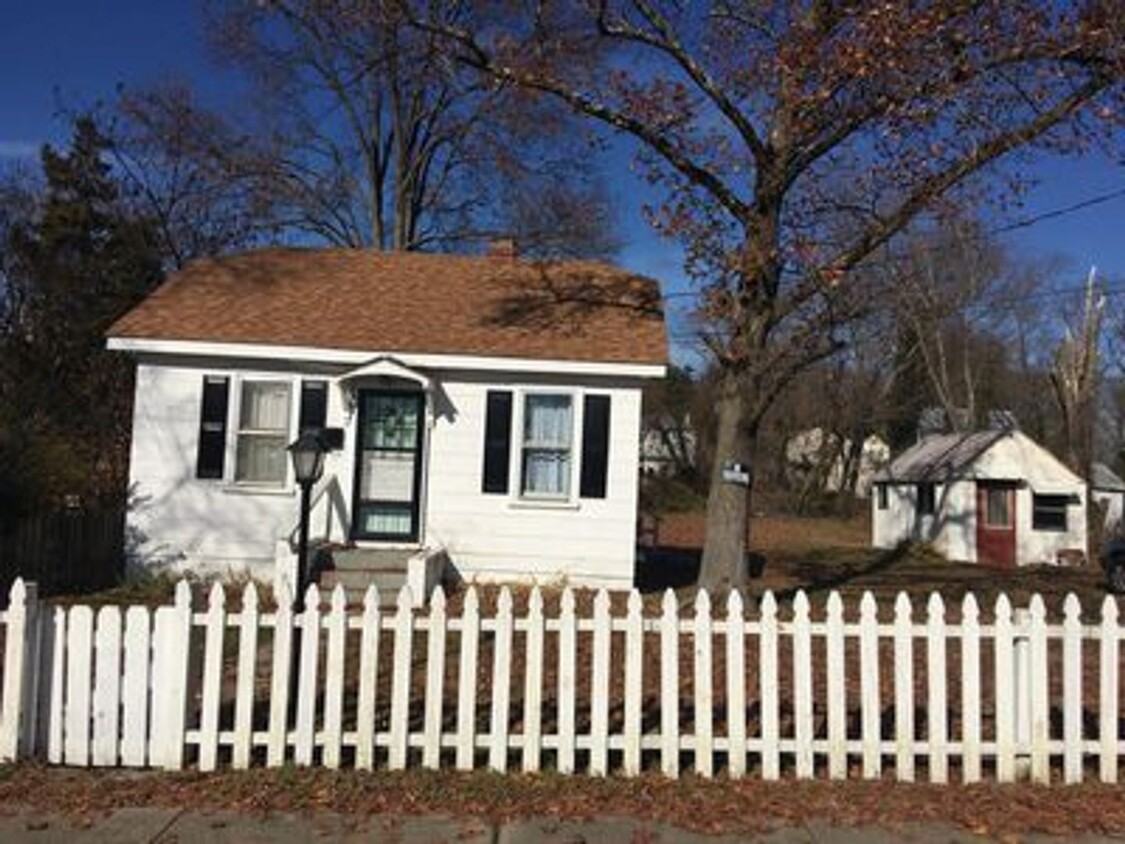 Primary Photo - 2 bedroom house in Fulton Hill; Big yard, ...