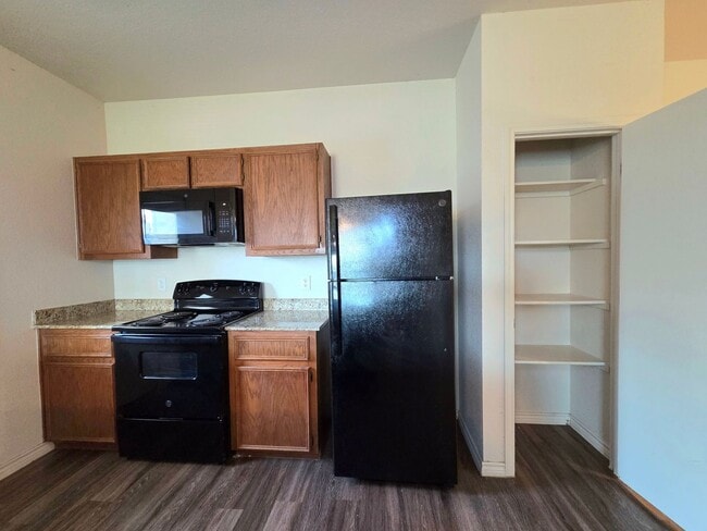 Building Photo - AVAILABLE NOW! (SECTION 8 ACCEPTED)