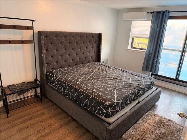 Foto del edificio - 55-12 Main St