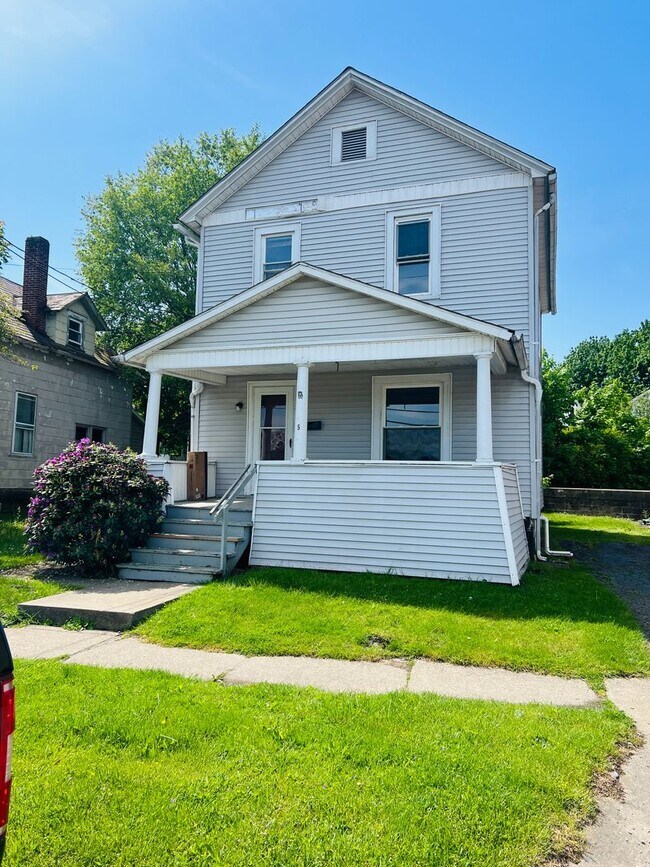 Building Photo - Large 3 bedroom Single Family Home