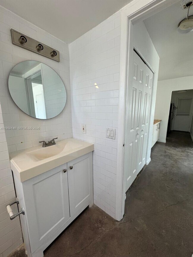 Foto del edificio - 7904 West Dr