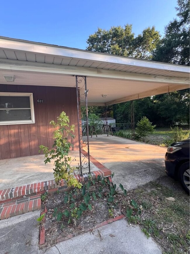 Carport - 631 Sanders St