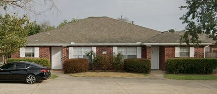 Building Photo - 1811 Sara Dr