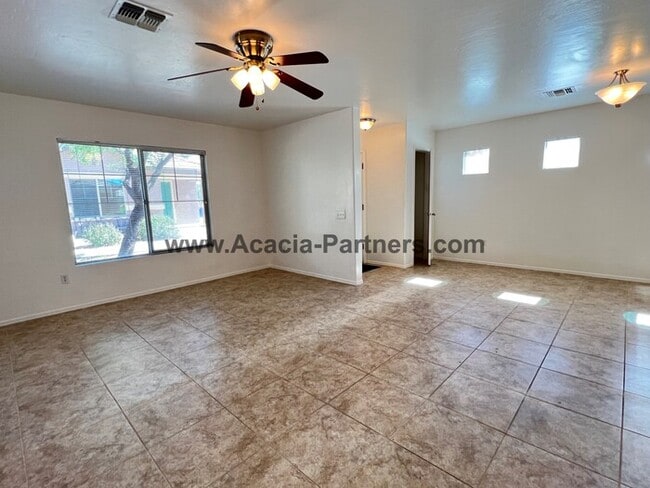Foto del edificio - Beautiful Three Bedroom 2 and 1/2 Bath Home