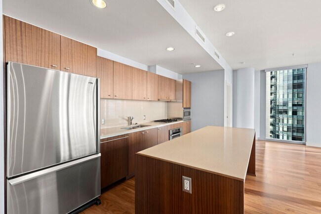 Building Photo - Gorgeous 9th floor Condo in South Waterfro...