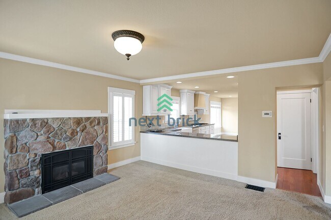 Building Photo - 3 Bed and 1 Bath Single-family Home Availa...