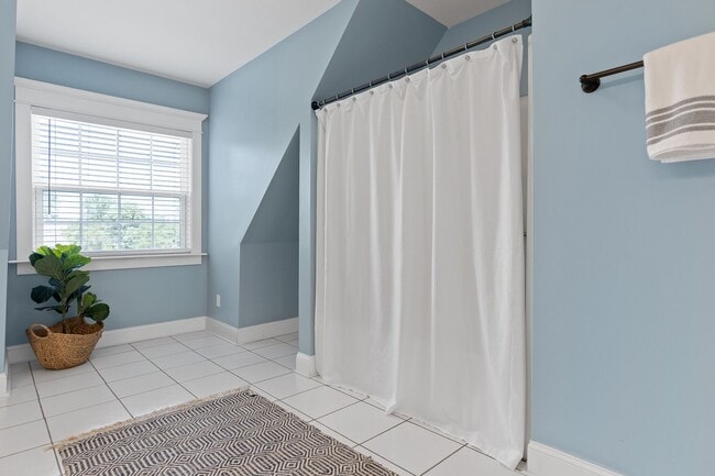 Foto del edificio - 4 bedroom 2.5 bath house with lawncare, internet and security system included