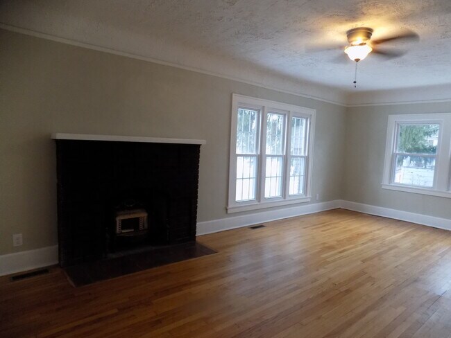 Building Photo - 928 Canfield Rd