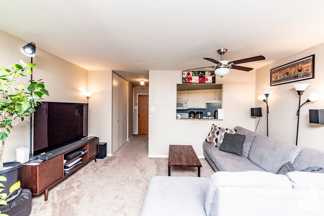 Photo - 211 E Ohio St Apartment