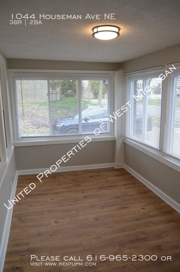 Building Photo - 1044 Houseman Ave NE
