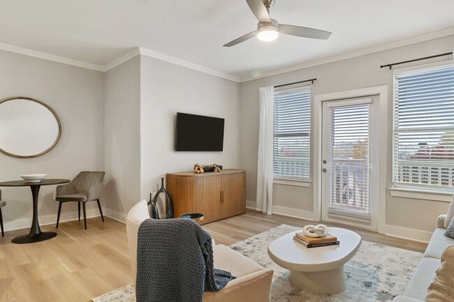 Planos de planta contemporáneos con pisos de tablones de vinilo de lujo - Artisan Station Apartments