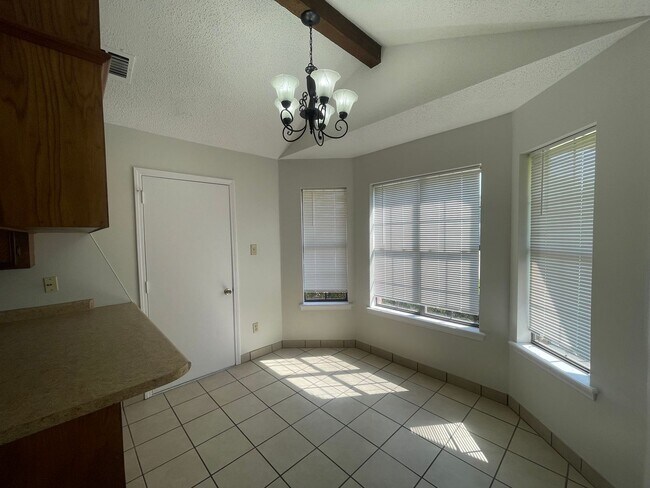 Building Photo - Brookhaven Estates Stockwell Area! Move In...