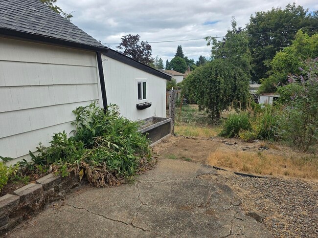 Building Photo - 1340 SW Hayter St