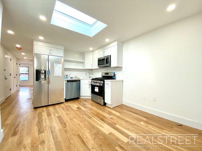 Foto del edificio - Stunning New 3 Bed Floor Thru in Clinton Hill