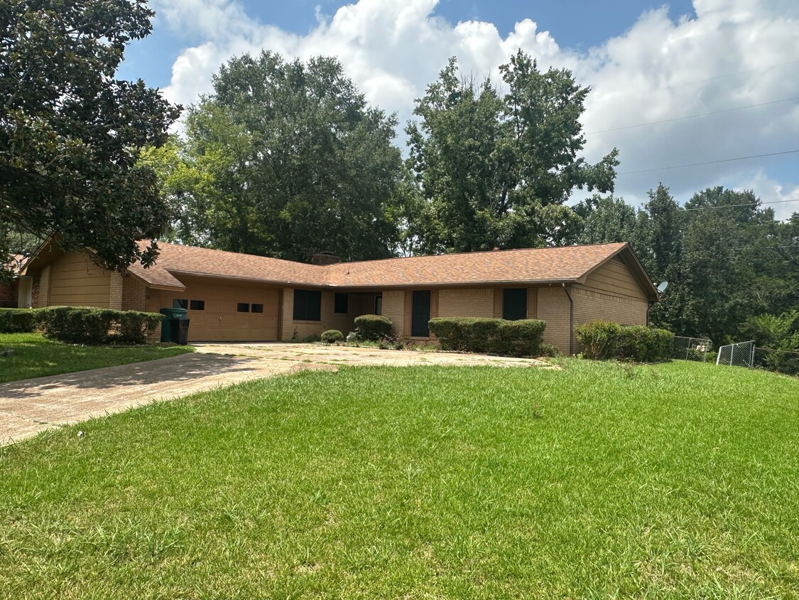 Primary Photo - 2302 Crestwood Dr