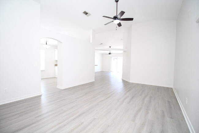 Foto del edificio - Elegant 4-Bedroom Home in Sunset Estates w...