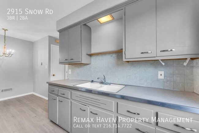 Building Photo - 2915 Snow Rd UP, Parma - Spacious 3 bed 1....