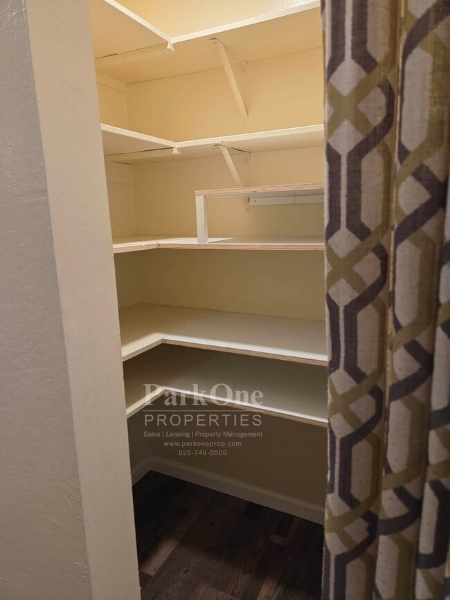 Building Photo - Super cool 2 bedroom condo with great loca...