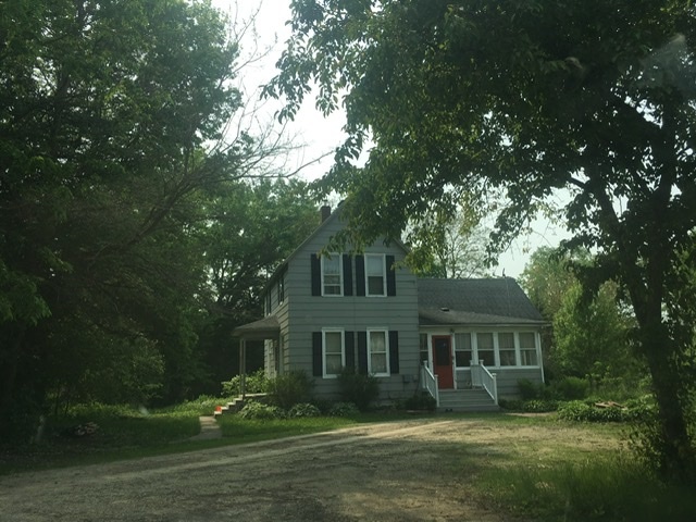 Large yard with garden - 220 North St W