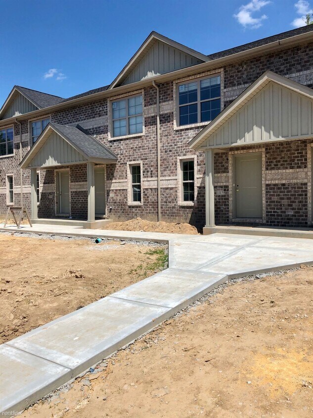 Primary Photo - 2 br, 1.5 bath Townhome - 109 Rolling Oaks...