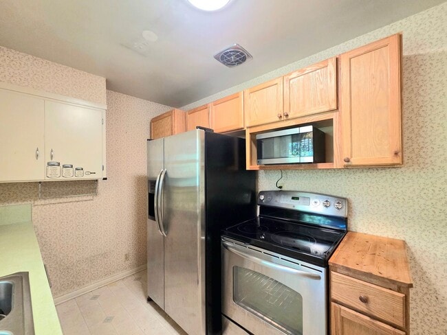 Building Photo - Sprawling 3 or 4-Bedroom House for Rent in a Great Wenatchee Neighborhood! W/D Included!