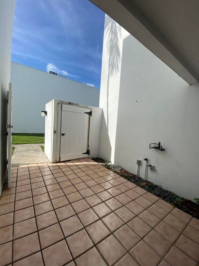 Foto del edificio - 5030 Elmhurst Rd