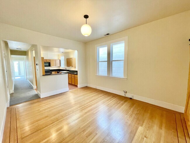 Foto del edificio - 3 Bed, 2 Full Bath! Laundry! Shared Backya...