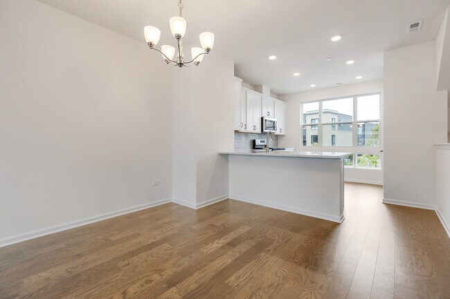 Building Photo - 1283 Lakepointe Dr