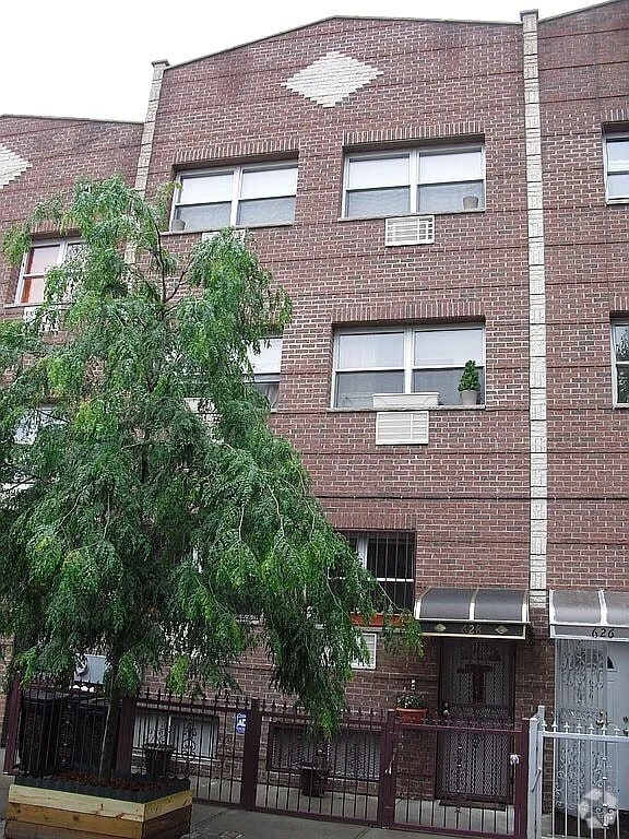 Building Photo - 628 Hart St