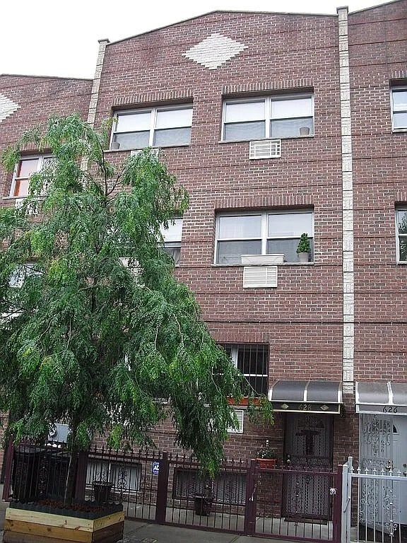 Building Photo - 628 Hart St