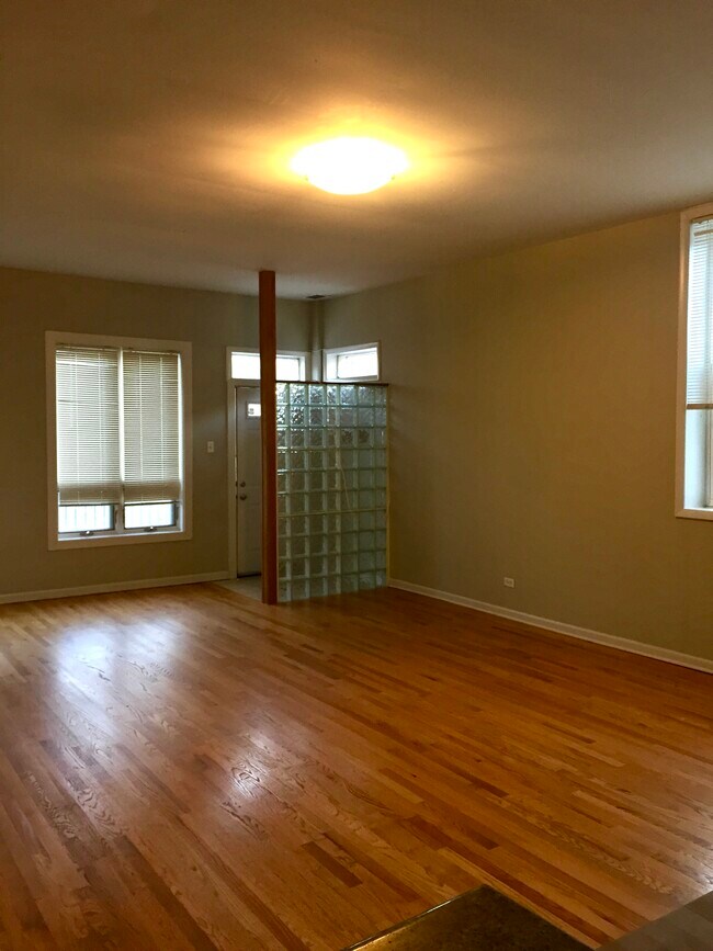 Living Room - 2158 W Erie St