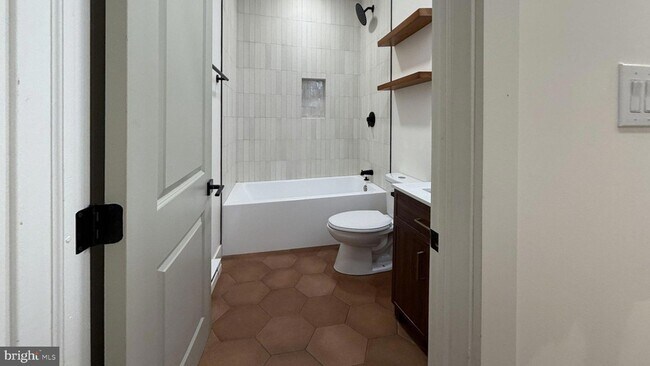 Foto del edificio - 6049 Elmwood Ave