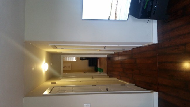 2 large bedrooms - 8204 Ditman St