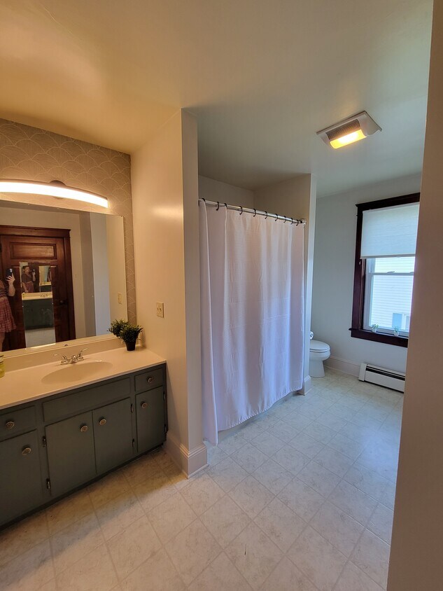 Very Large Bathroom - 29 Queen Rd