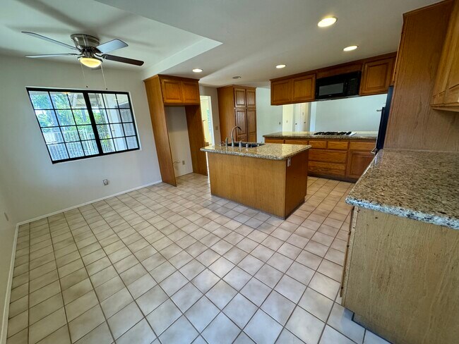 Building Photo - 1725 Hillcrest Ln