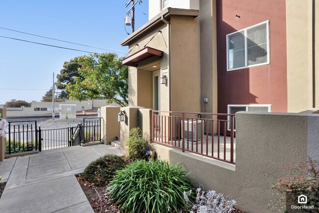 Building Photo - 2745 Holly St