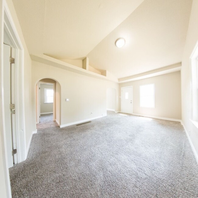 Building Photo - 2 Bedroom with Bonus Room Near Fairgrounds