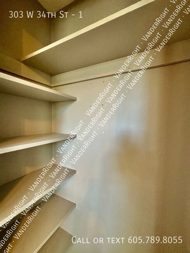 Foto del edificio - Charming 2 Bedroom Main Floor Apartment Wi...