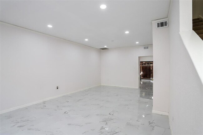 Building Photo - 840 Threadneedle St