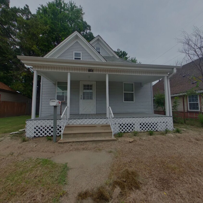 Foto principal - 2 bedroom single level home