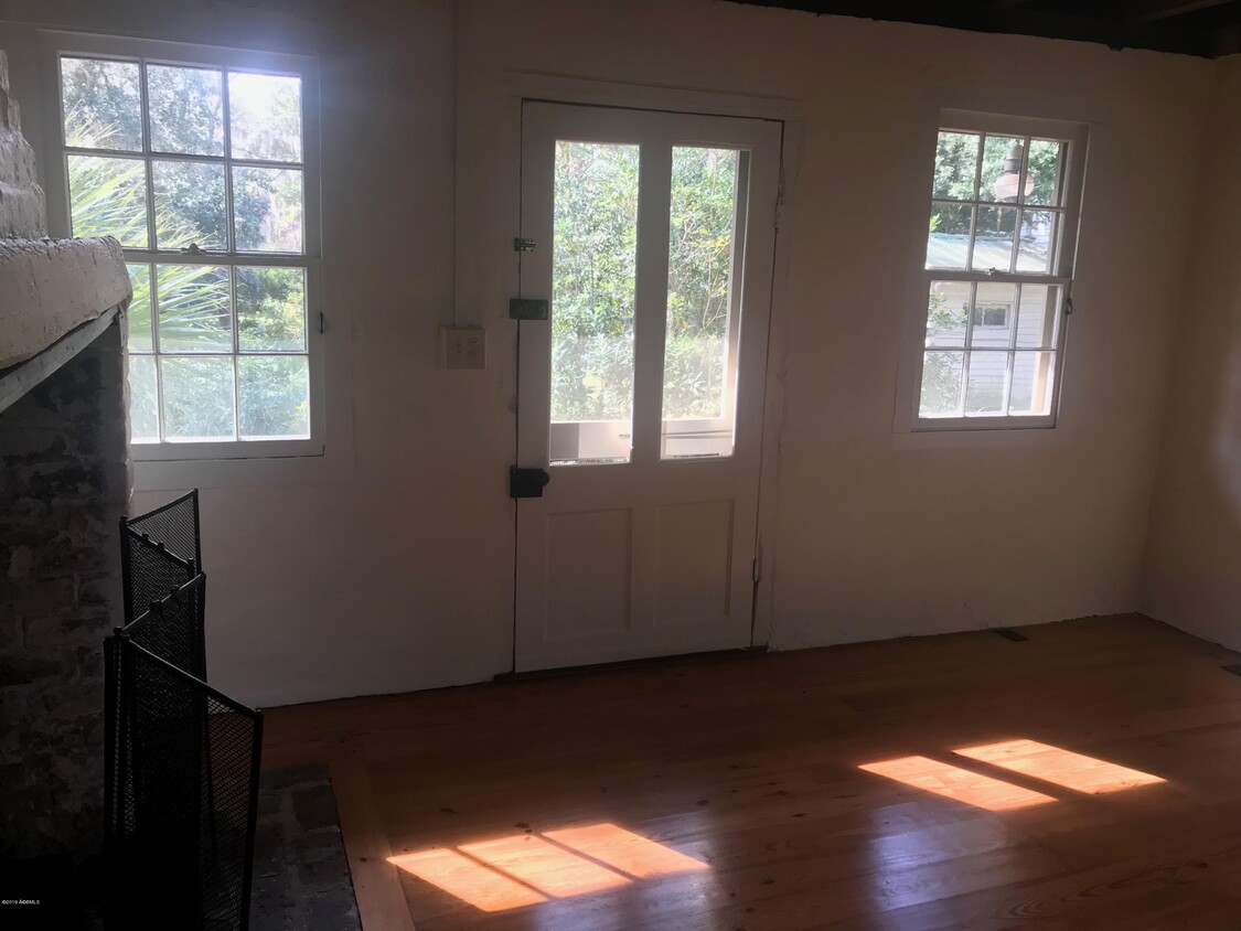 Primary Photo - 201 Laurens St