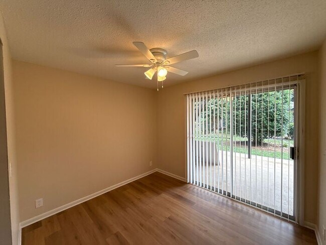 Foto del edificio - T.R. Lawing Realty Property