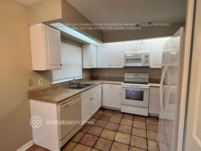 Building Photo - 701 Lakeside Pl