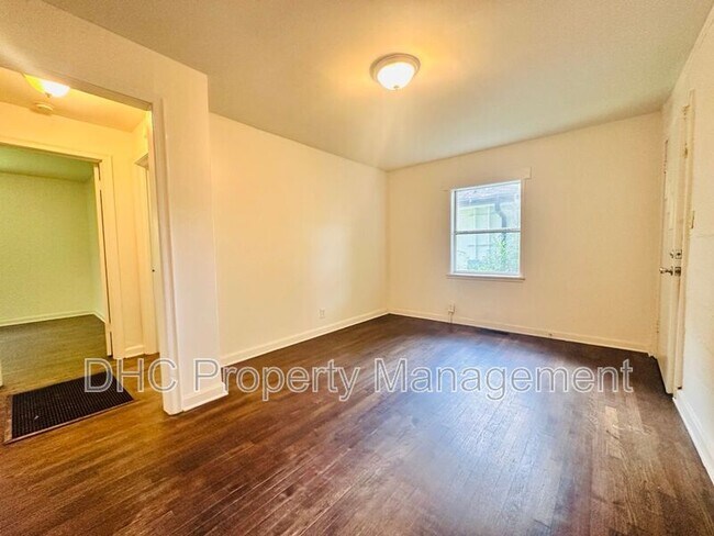 Foto del edificio - 2125 Larchwood Rd SW